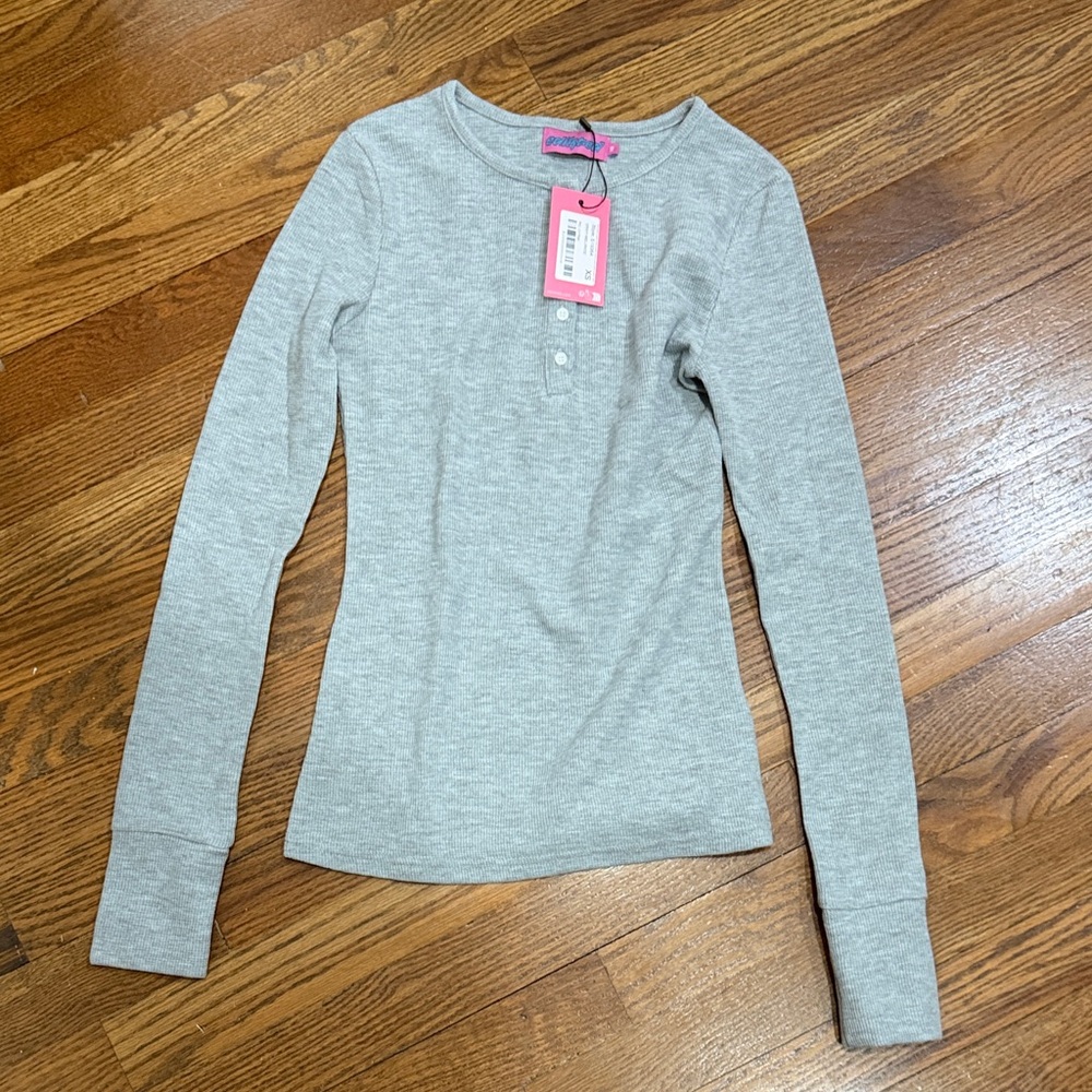 BNWT Edikted 	HELAINE WAFFLE HENLEY T SHIRT,GRAY MELANGE, size XS